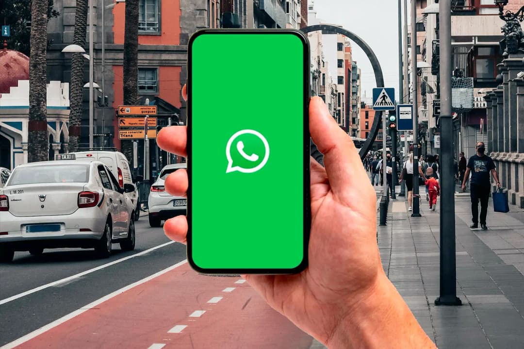 Persona sosteniendo un teléfono con la app de WhatsApp abierta