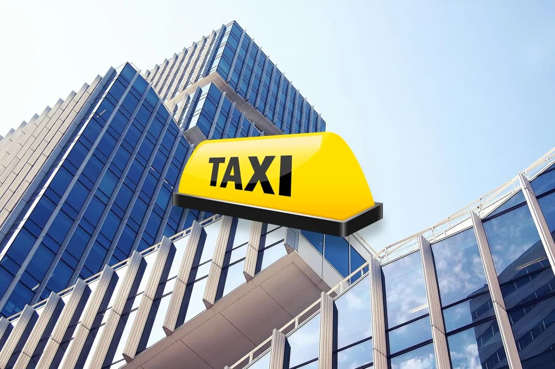 Edificio corporativo con señal de taxi